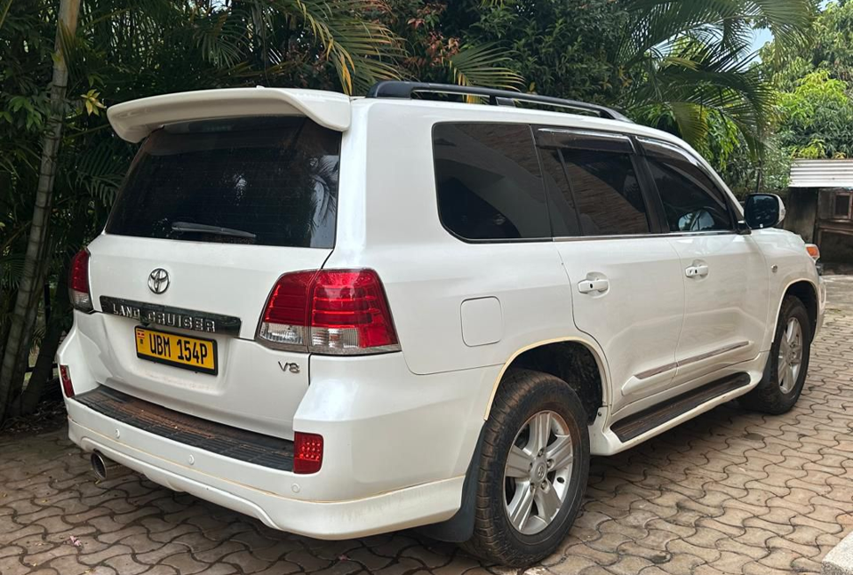 Land Cruiser V8 image 2